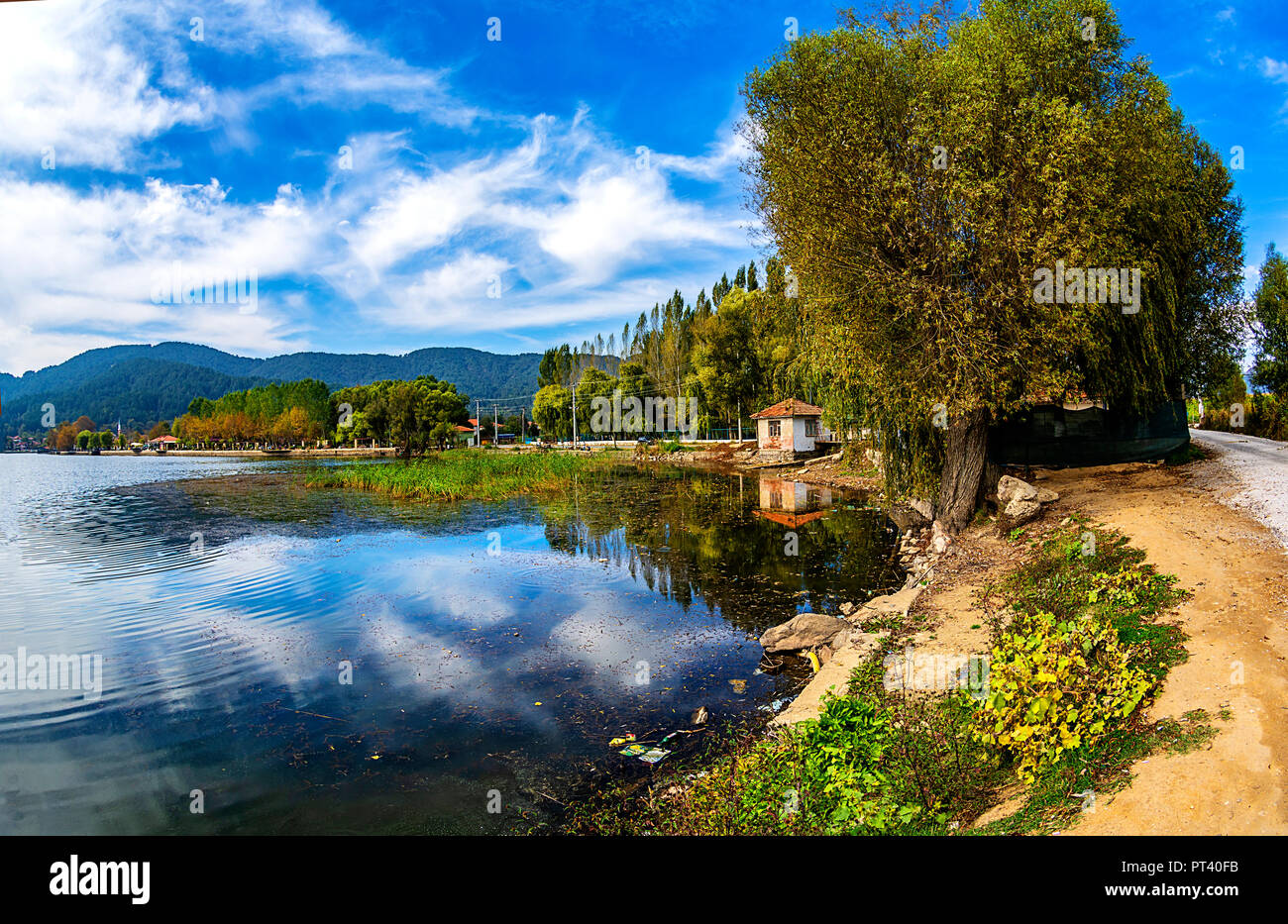 İzmir Ödemiş Bozdağ riflessioni e vedute panoramiche del lago in città Gölcük Foto Stock