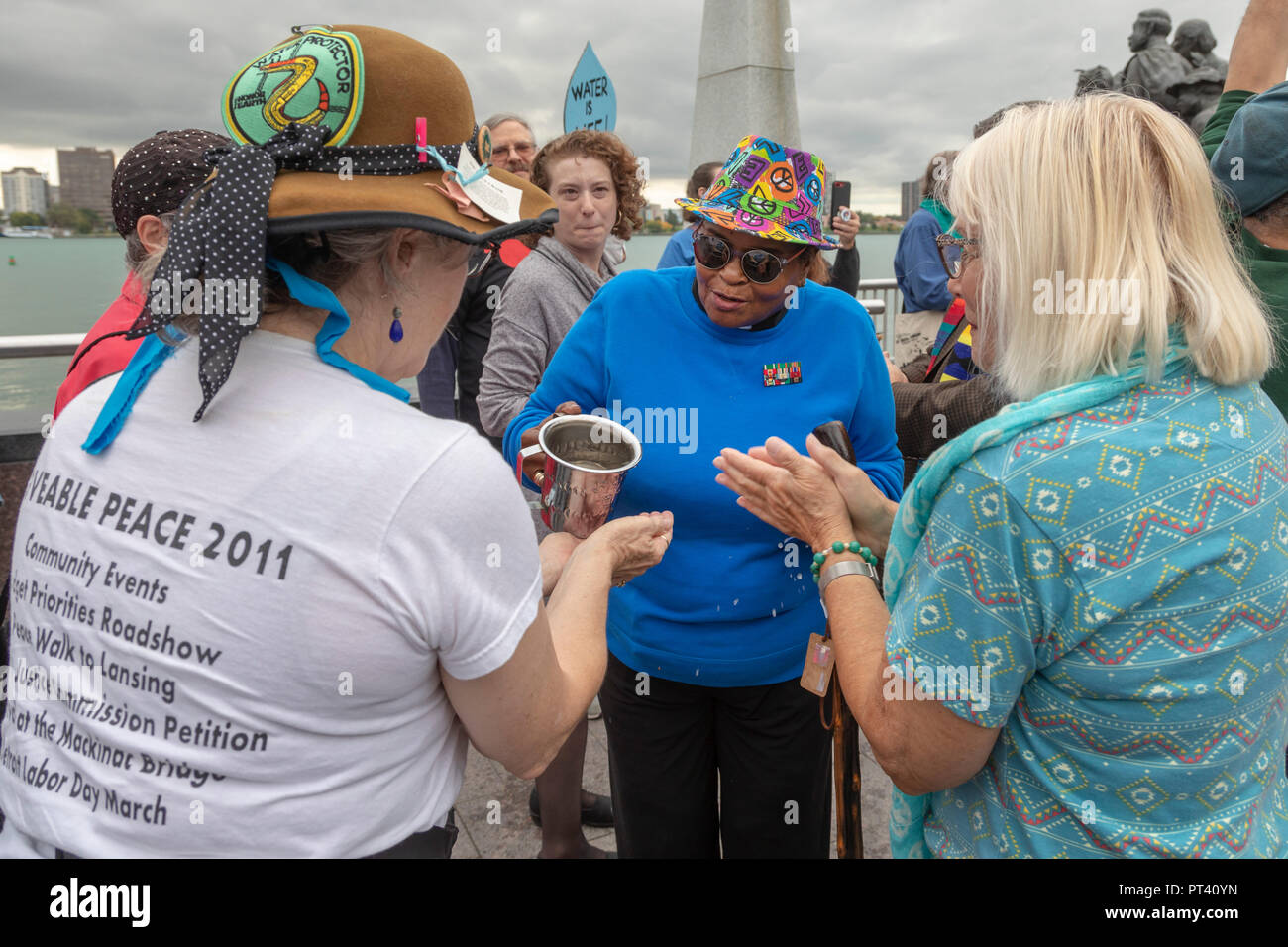 Detroit, Michigan - i leader religiosi di varie fedi religiose raccolte dal Fiume Detroit per protestare contro il continuo spegnimento di acqua per le persone che sono Foto Stock
