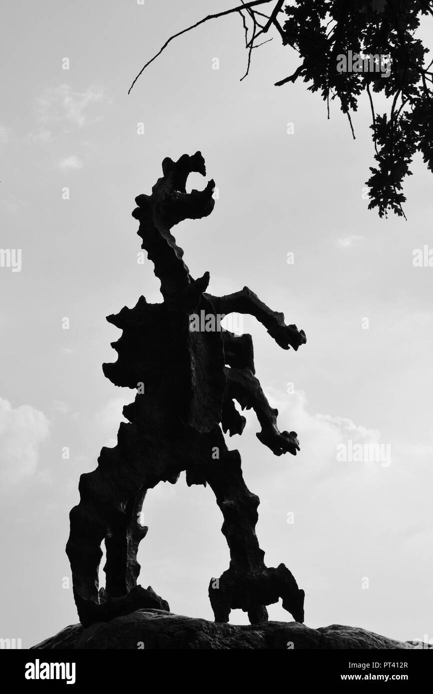 Silhouette del drago di Wawel Hill accanto al castello di Wawel a Cracovia, Polonia Foto Stock