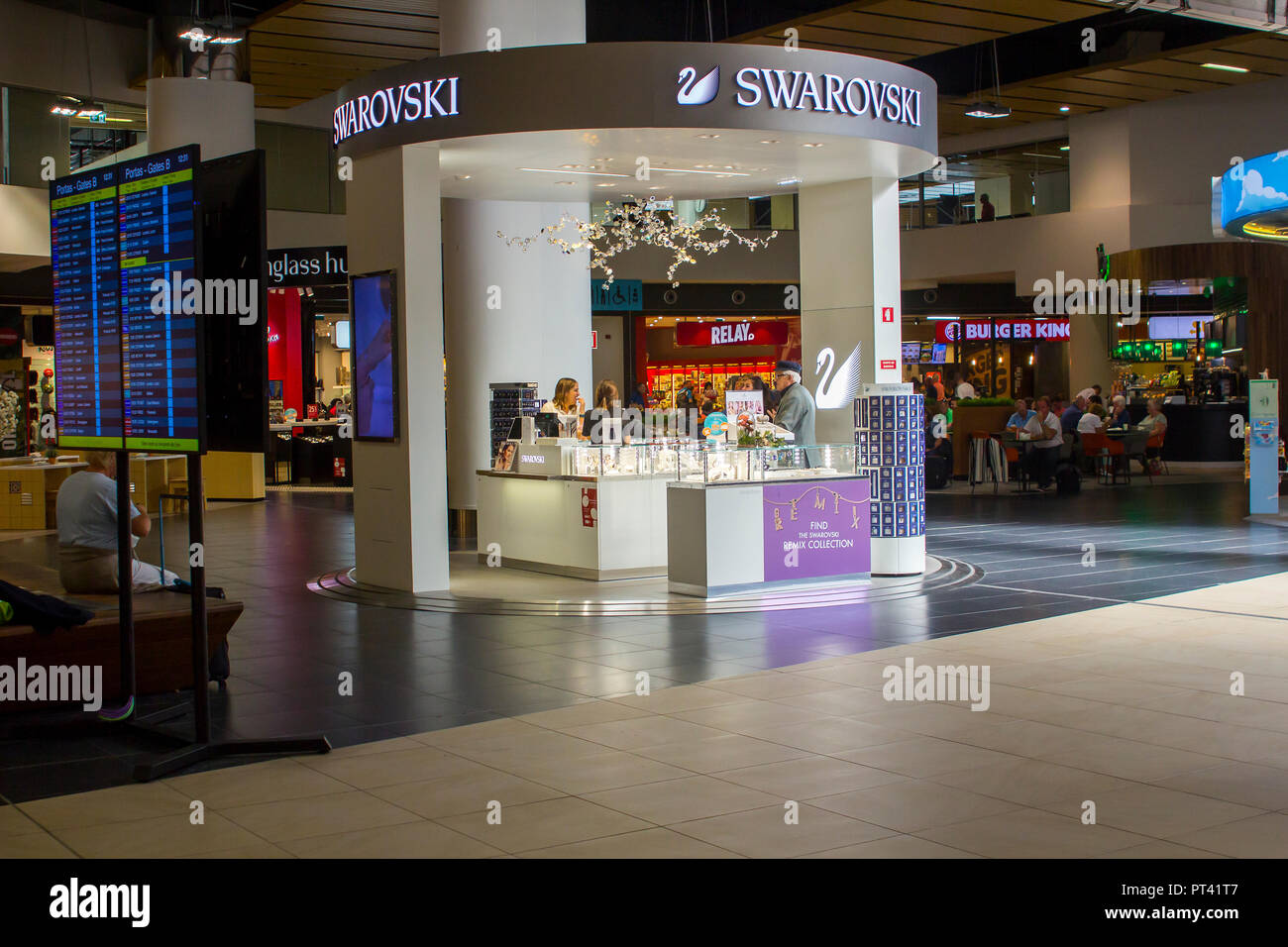 5 ottobre 2018 un cristallo Swarovski Duty free retail outlet in aeroporto di Faro Deparrtures internazionale Foto Stock