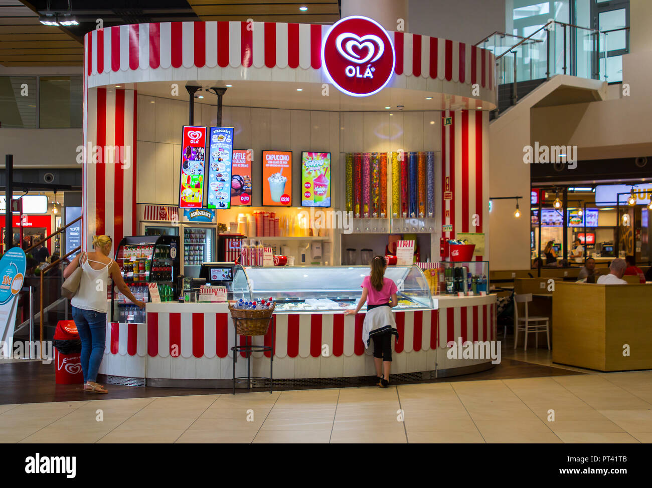 5 ottobre 2018 ai clienti di sfogliare le merci per la vendita in un contratto OLA gelateria in aerostazione partenze presso l'Aeroporto di Faro PORTOGALLO Foto Stock