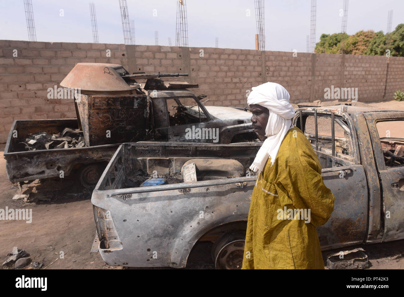 Gennaio 22, 2013 - Diabaly, Mali: i residenti di Diabaly guarda i relitti di Al Qaeda veicoli distrutti dal francese aria colpisce. Des Maliens regardent les carcasse carbonisŽes de veicoli d'AQMI detruits par des frappes aeriennes francaises. *** La Francia / NESSUNA VENDITA A MEDIA FRANCESI *** Foto Stock