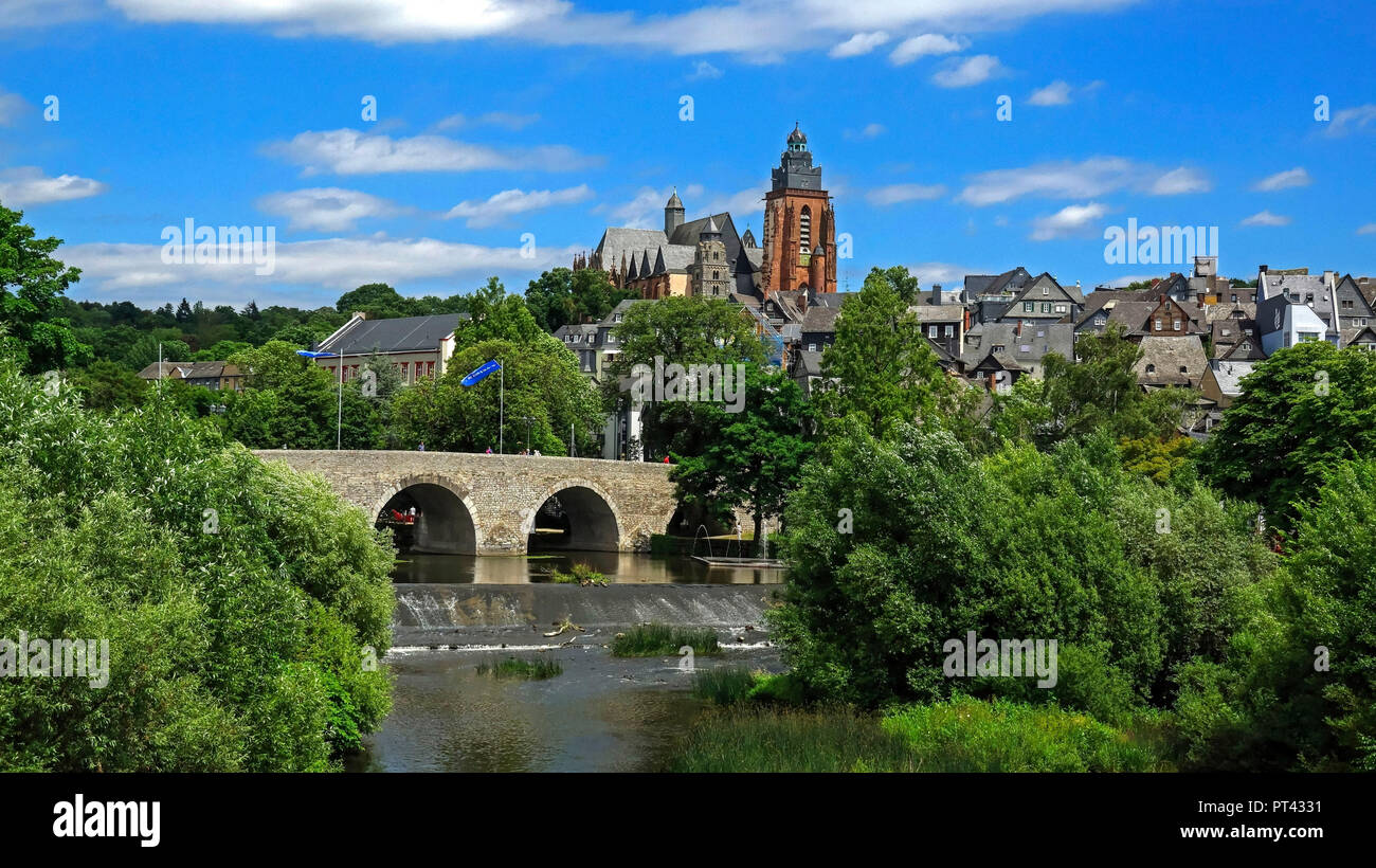 Il vecchio ponte di Lahn e vista città con cattedrale, Wetzlar an der Lahn, Westerwald, Hesse, Germania Foto Stock