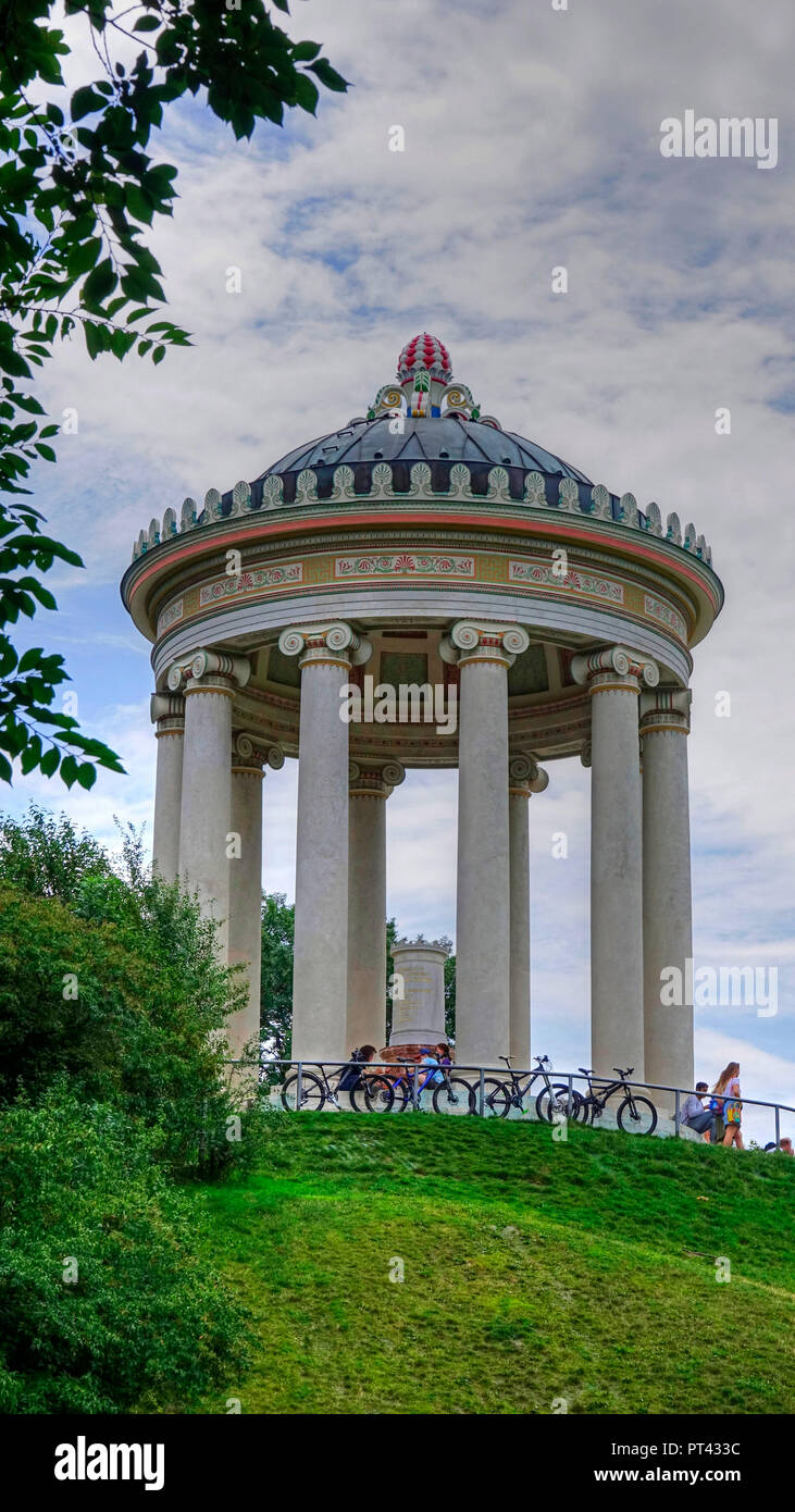 Tempio Monopteros nel Giardino Inglese, Monaco di Baviera, Baviera, Baviera, Germania Foto Stock
