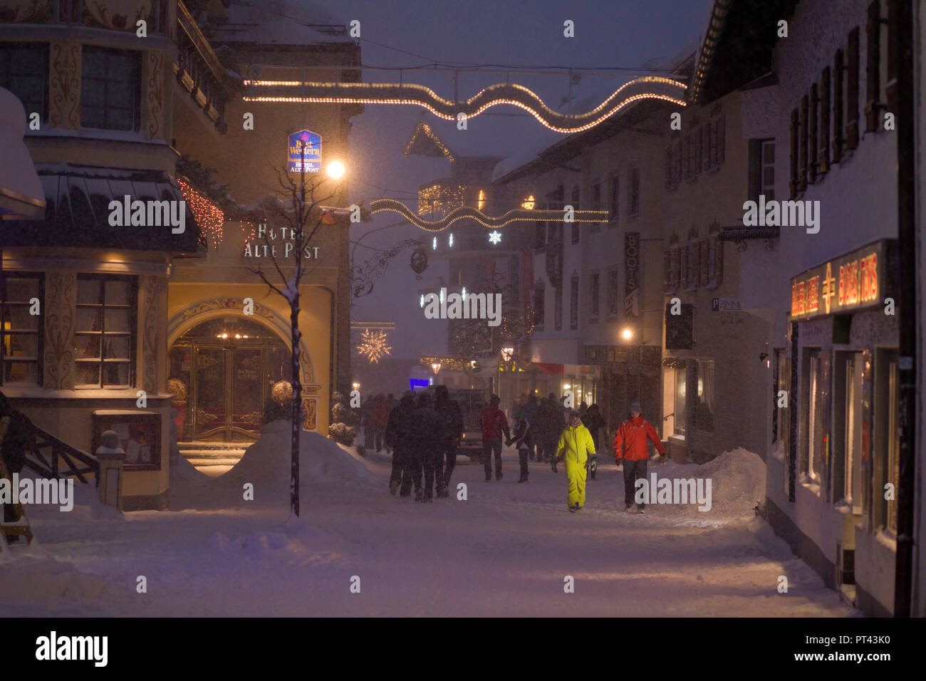 Vista villaggio in inverno di notte, St. Anton am Arlberg, Tirolo, Austria. Foto Stock