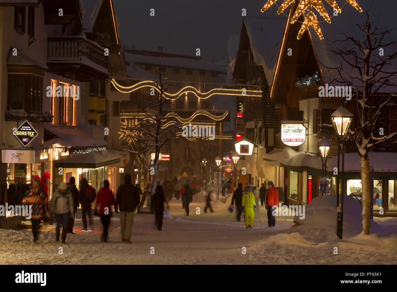 Vista villaggio in inverno di notte, St. Anton am Arlberg, Tirolo, Austria. Foto Stock