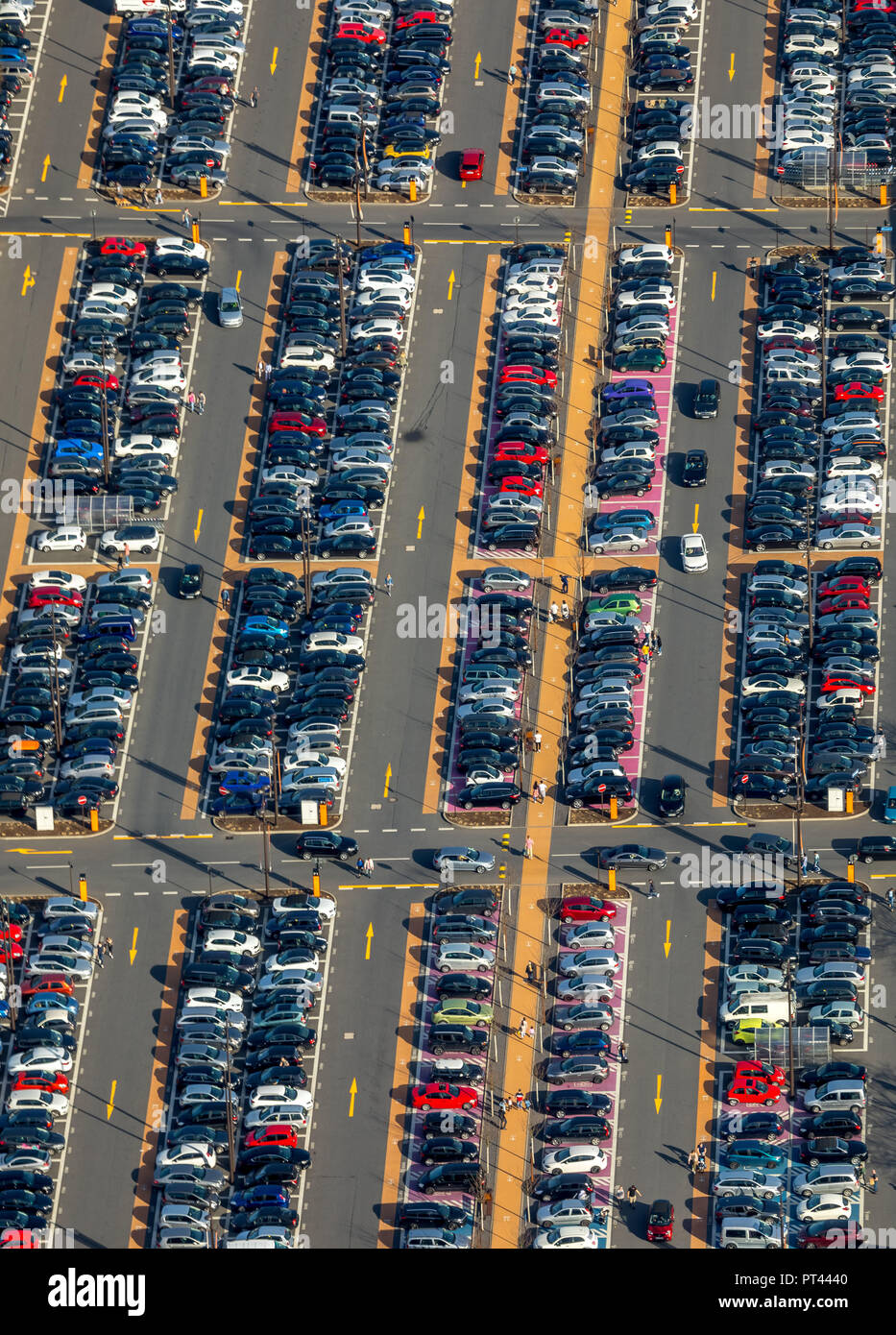 I posti di parcheggio con marcature nel centro commerciale Ruhr Park sul prato verde con piena di parcheggi a Bochum, la zona della Ruhr, Nord Reno-Westfalia, Germania Foto Stock