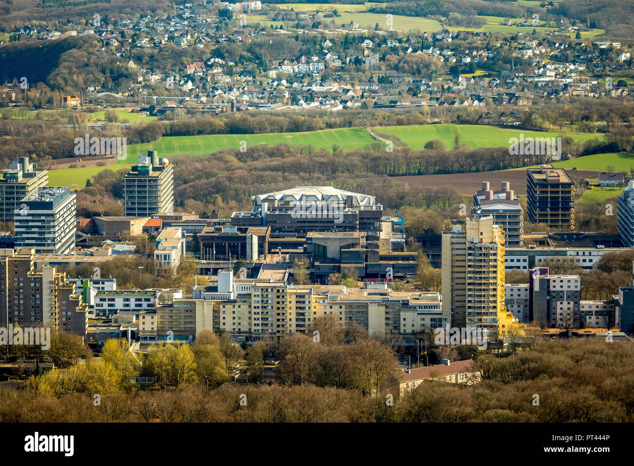 Vista del Ruhr-Universität da nord con Audi-Max lecture hall di Bochum, la zona della Ruhr, Nord Reno-Westfalia, Germania Foto Stock