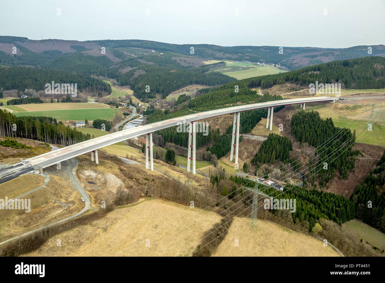 Il ponte più alto del Land Renania settentrionale-Vestfalia in costruzione come parte della espansione dell'autostrada A46 tra la fine del completamento e Olsberg connessione nella zona di ??B7 strada federale in Bestwig in Renania settentrionale-Vestfalia. Bestwig, Sauerland, Nord Reno-Westfalia, Germania Foto Stock