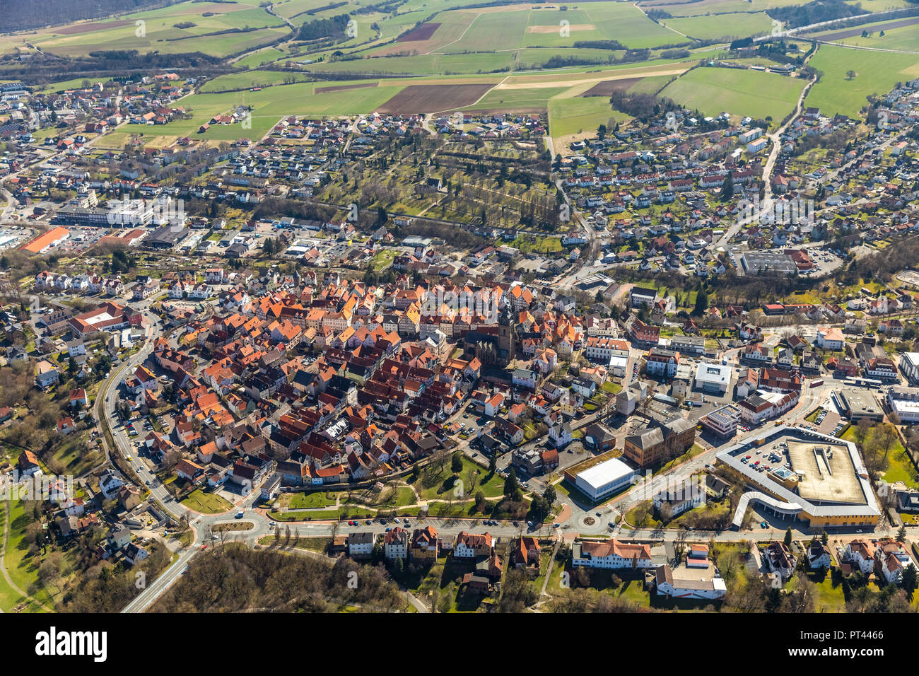 Città nucleo Wildungen con evangelica chiesa del paese sulla collina della città di Bad Wildungen, health resort e centro termale storico nel quartiere Waldeck-Frankenberg, Nord Hesse, Hesse, Germania Foto Stock