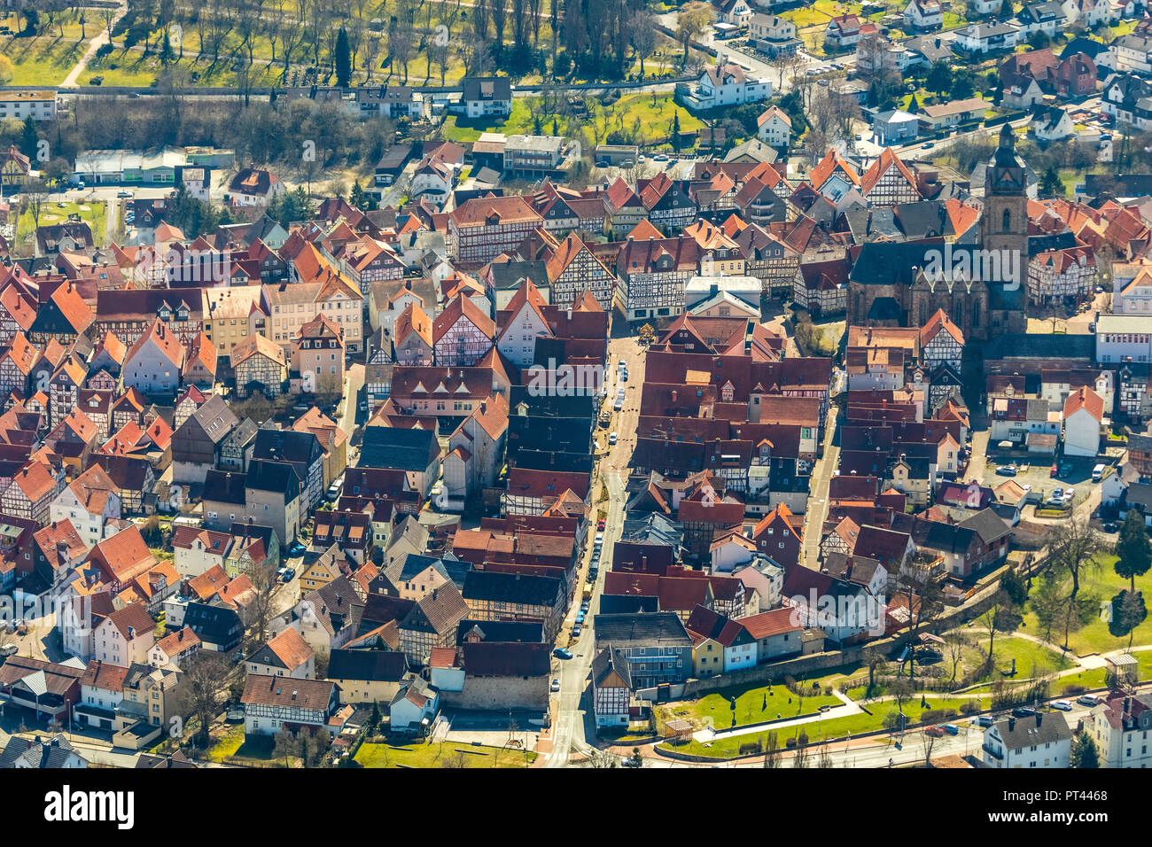 Città nucleo Wildungen con evangelica chiesa del paese sulla collina della città di Bad Wildungen, health resort e centro termale storico nel quartiere Waldeck-Frankenberg, Nord Hesse, Hesse, Germania Foto Stock