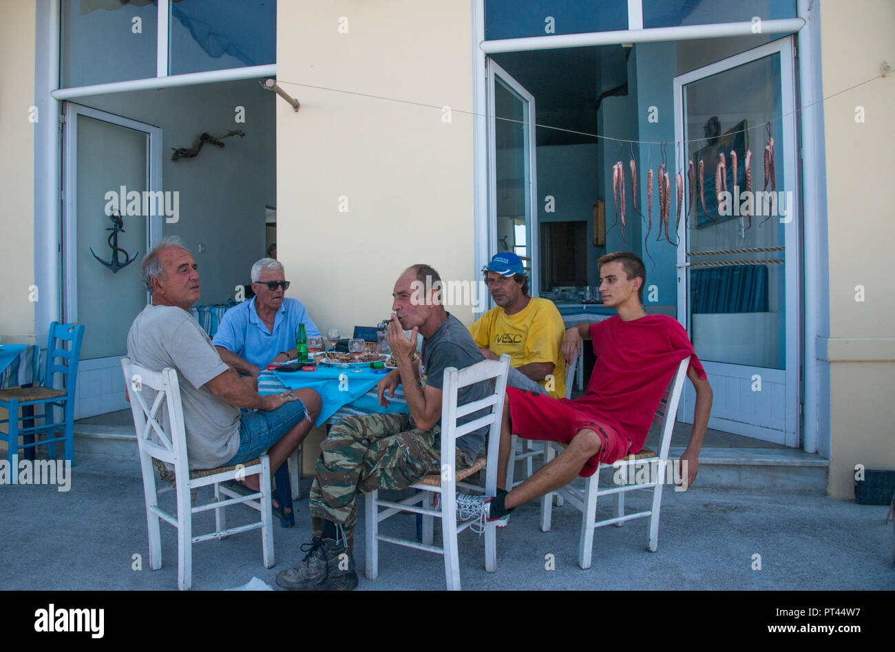 Pescatore greco di relax presso un ristorante di pesce Foto Stock