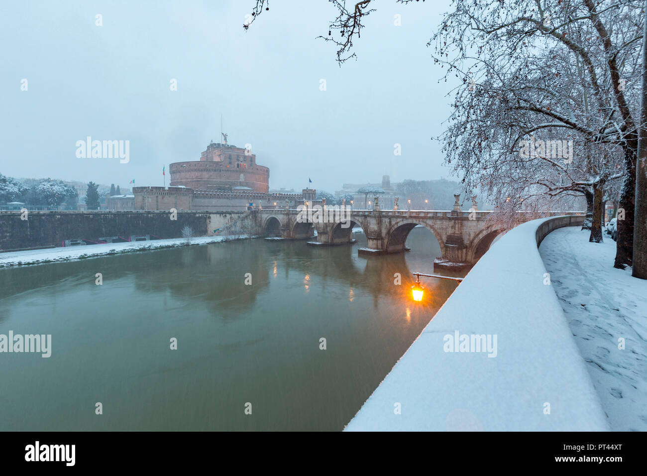 Castel S, Angelo e Ponte S, Angelo durante la grande nevicata di Roma nel 2018 l'Europa, l'Italia, Regione Lazio, Provincia di Roma, Roma Foto Stock