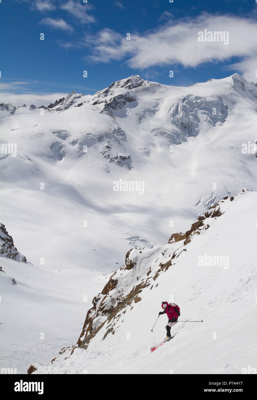 Discesa con sci nel ghiacciaio dei Forni a Pejo picchi, Santa Caterina Valfurva, distretto di Sondrio, Lombardia, Italia Foto Stock