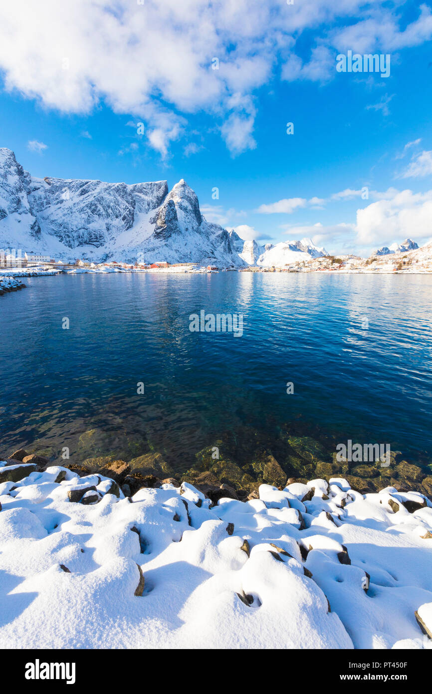 Mare cristallino, la Reine Bay, Isole Lofoten in Norvegia Foto Stock