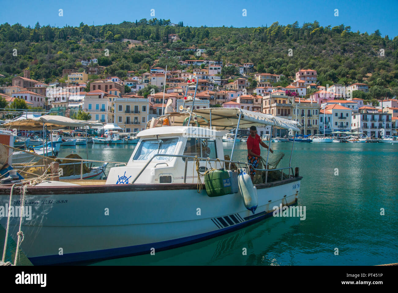 Pescatore greco lavora con rete da pesca Foto Stock