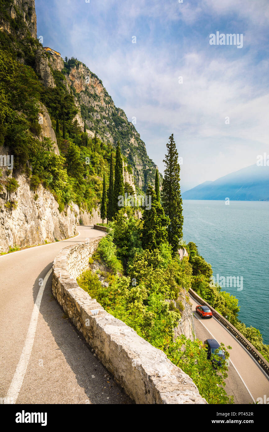 Strada panoramica SS45 sulla costa occidentale del Lago di Garda nei pressi di Tremosine, provincia di Brescia, Lombardia, Italia Foto Stock