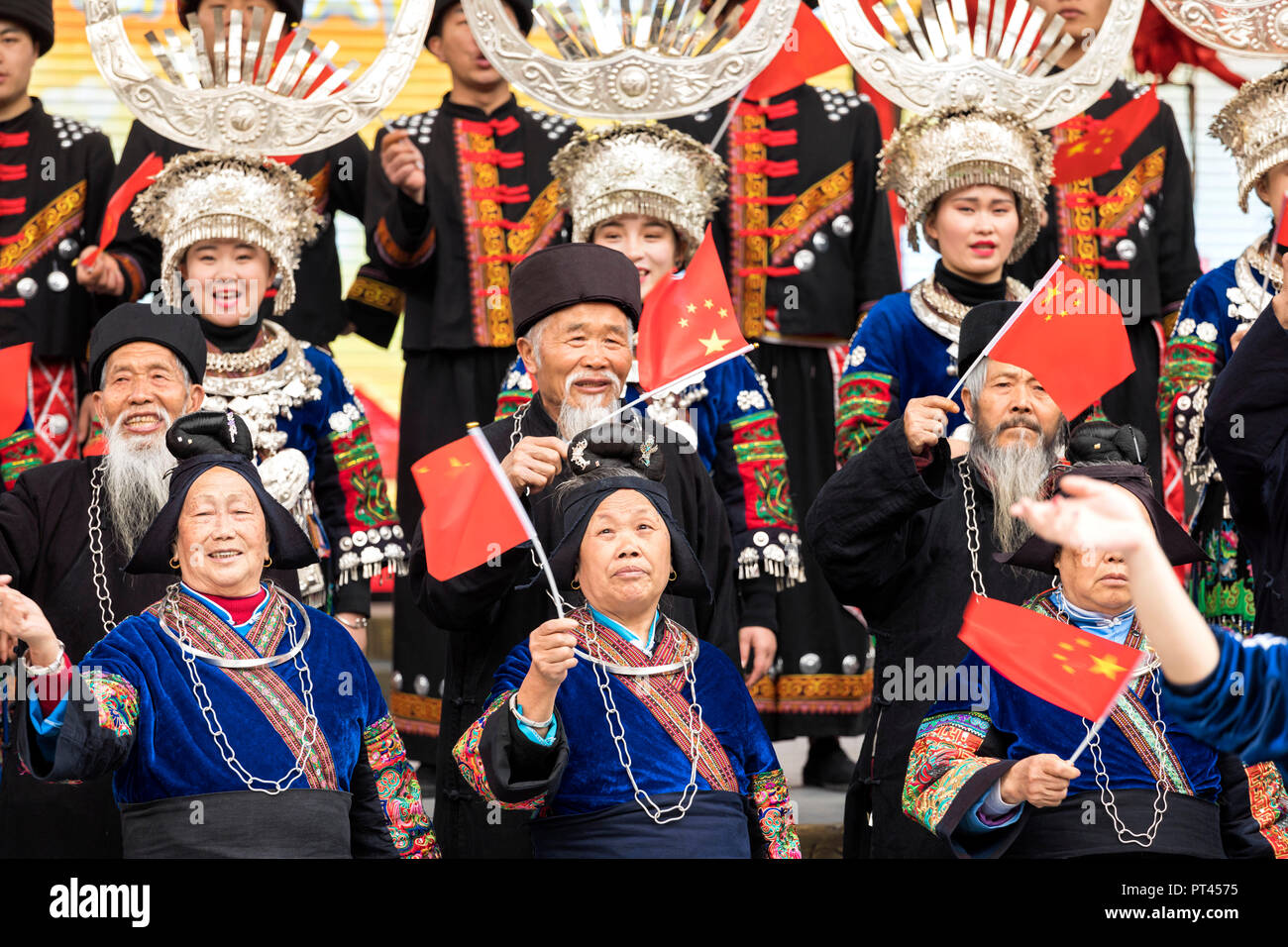 Il popolo Cinese per celebrare la loro nazione a Miao cantare e ballare show, Xijiang mila case Miao Village, Guizhou, Cina Foto Stock