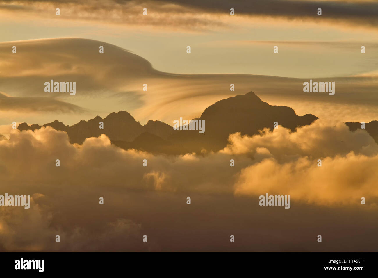 Nuvoloso Tramonto sulle Alpi Apuane, comune di Carrara, Massa Carrara provincia, Toscana, Italia, Europa occidentale Foto Stock