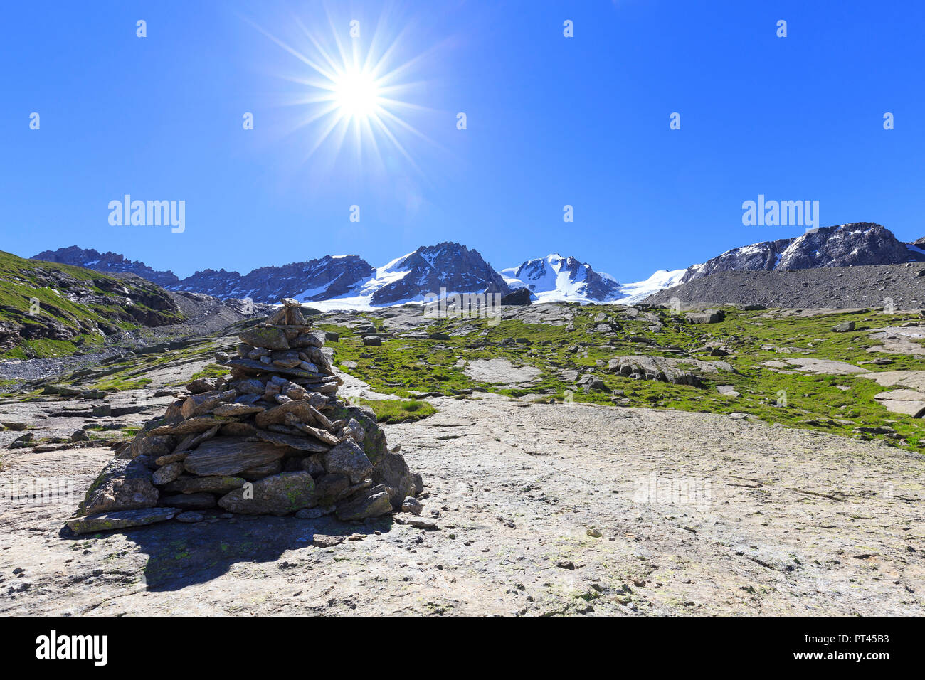 Il sole splende sopra la vetta del Gran Paradiso, Valsavarance, il Parco Nazionale del Gran Paradiso, Valle d'Aosta, Italia, Europa Foto Stock