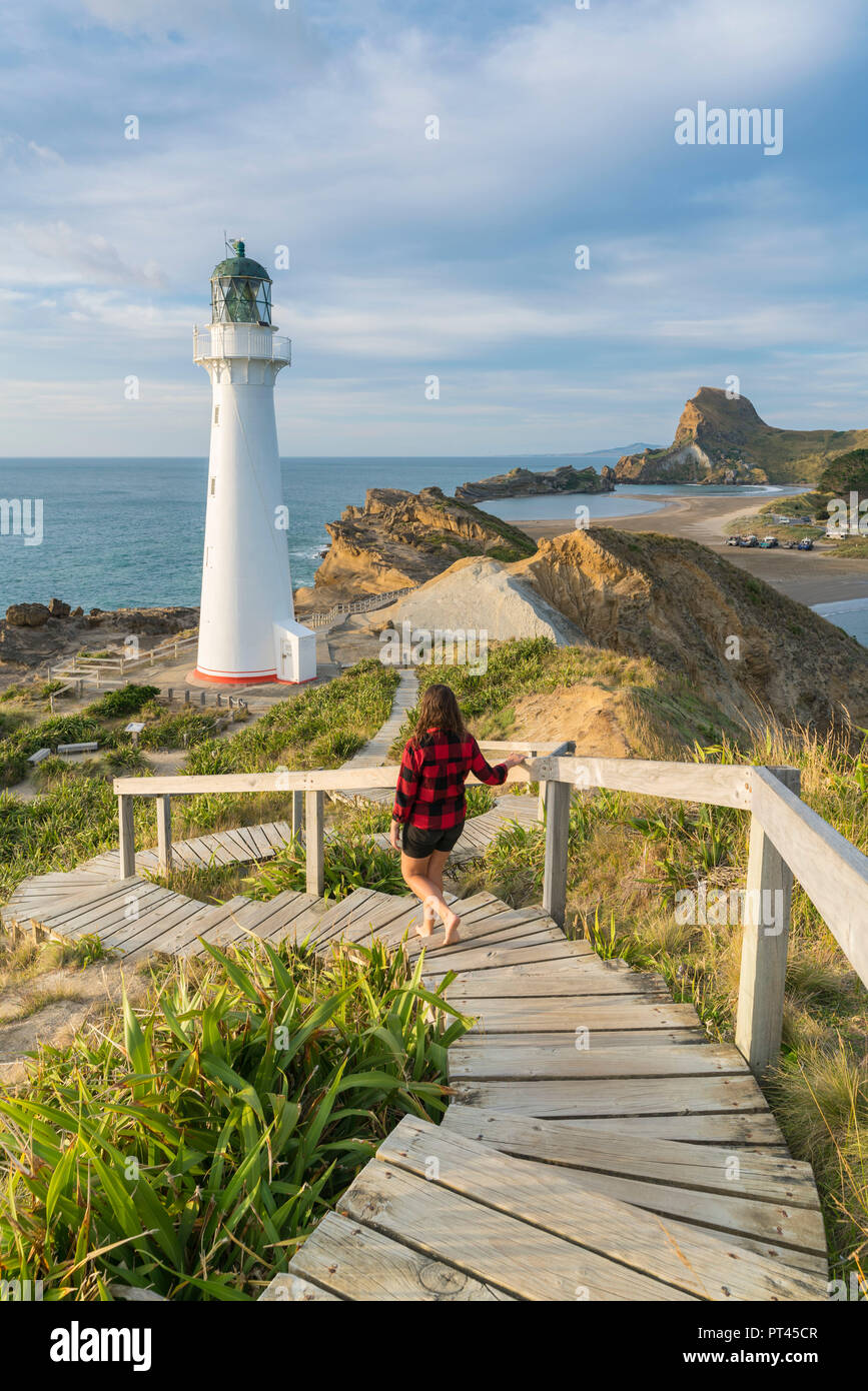 Donna Scendendo il sentiero verso Castlepoint faro, Castlepoint, Wairarapa regione, Isola del nord, Nuova Zelanda, Foto Stock
