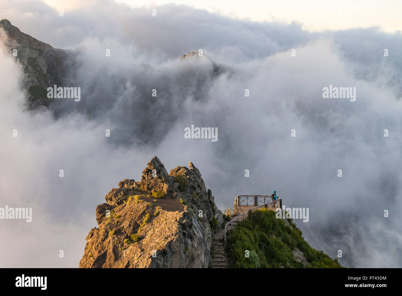 Escursionista ammirando la vista da Ninho da Manta lookout, Pico do Arieiro, Funchal, regione di Madera, Portogallo, Foto Stock