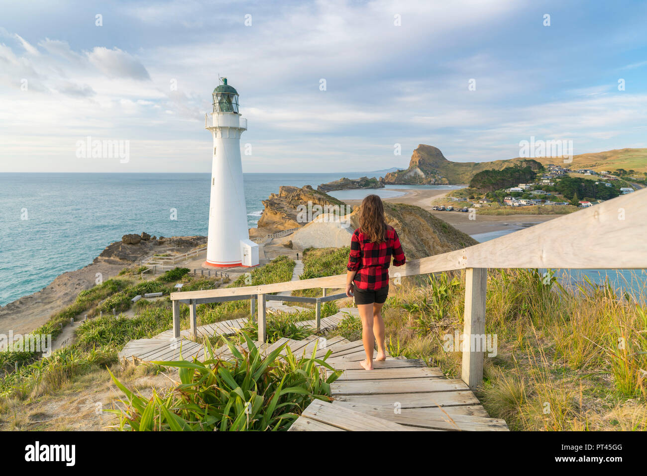 Donna Scendendo il sentiero verso Castlepoint faro, Castlepoint, Wairarapa regione, Isola del nord, Nuova Zelanda, Foto Stock