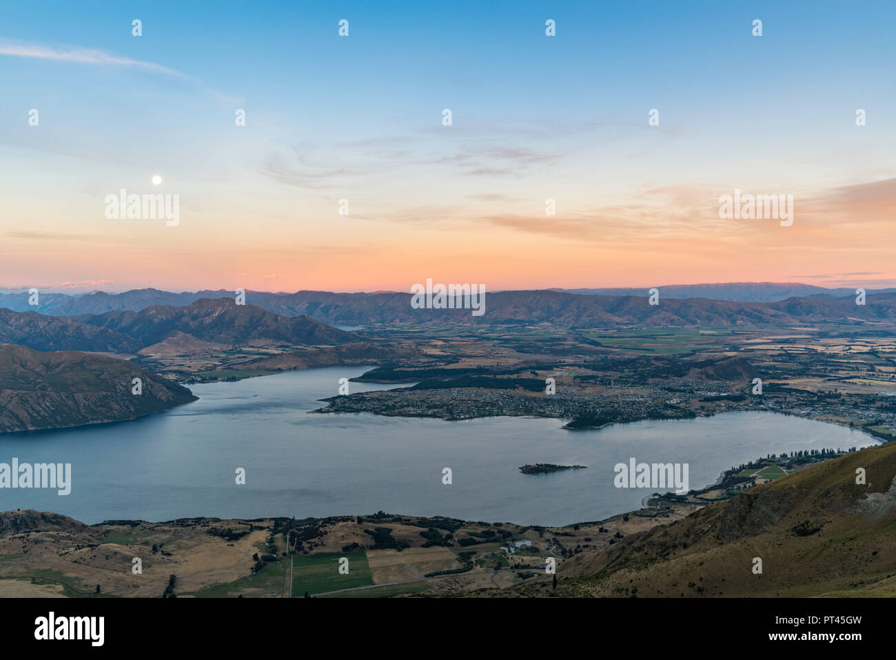 Chiaro di luna sul lago Wanaka al tramonto, Wanaka, Queenstown distretto dei laghi, regione di Otago, South Island, in Nuova Zelanda, Foto Stock