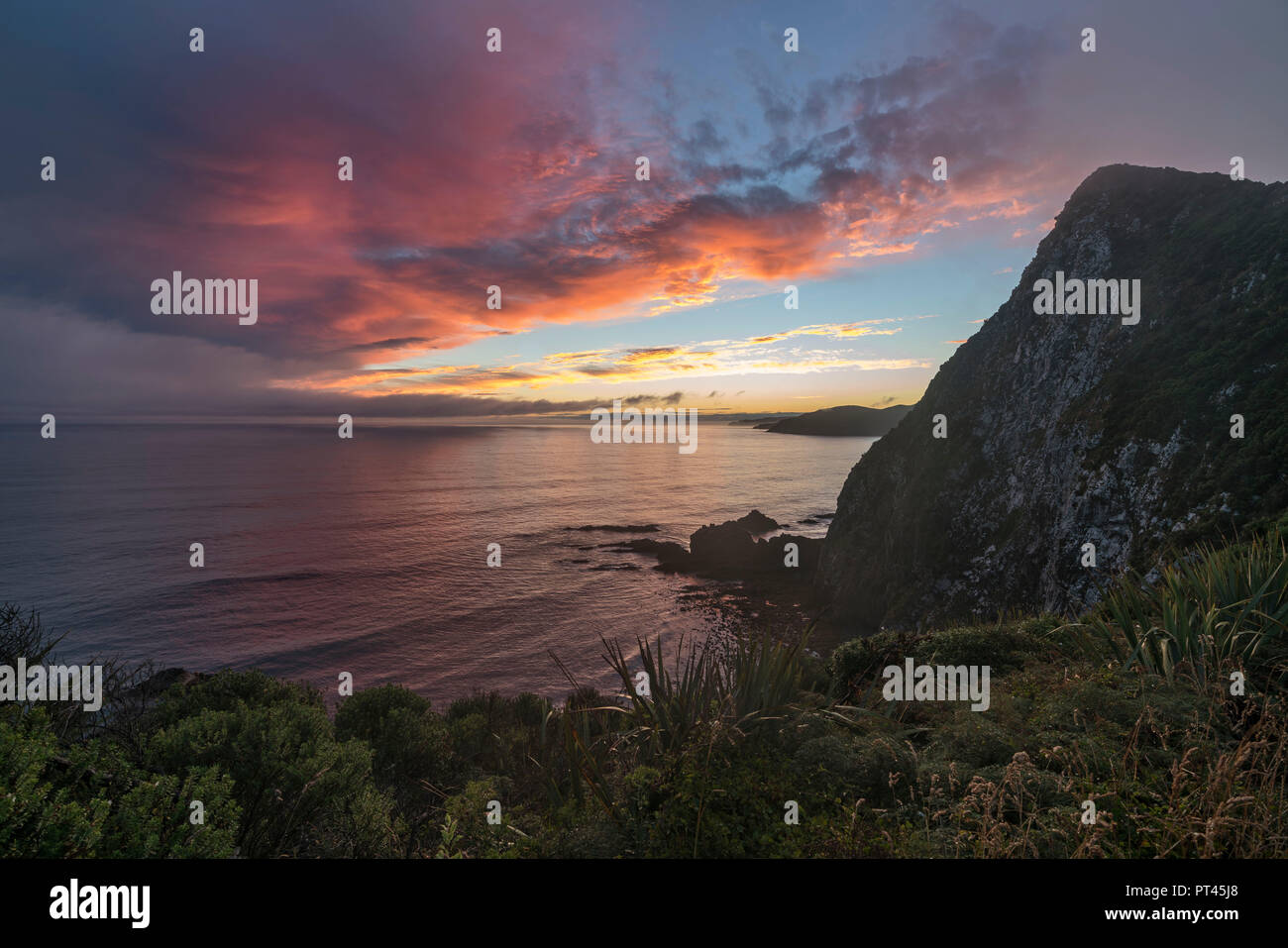 Tramonto dal Nugget Point, Ahuriri piana, Clutha distretto, regione di Otago, South Island, in Nuova Zelanda, Foto Stock