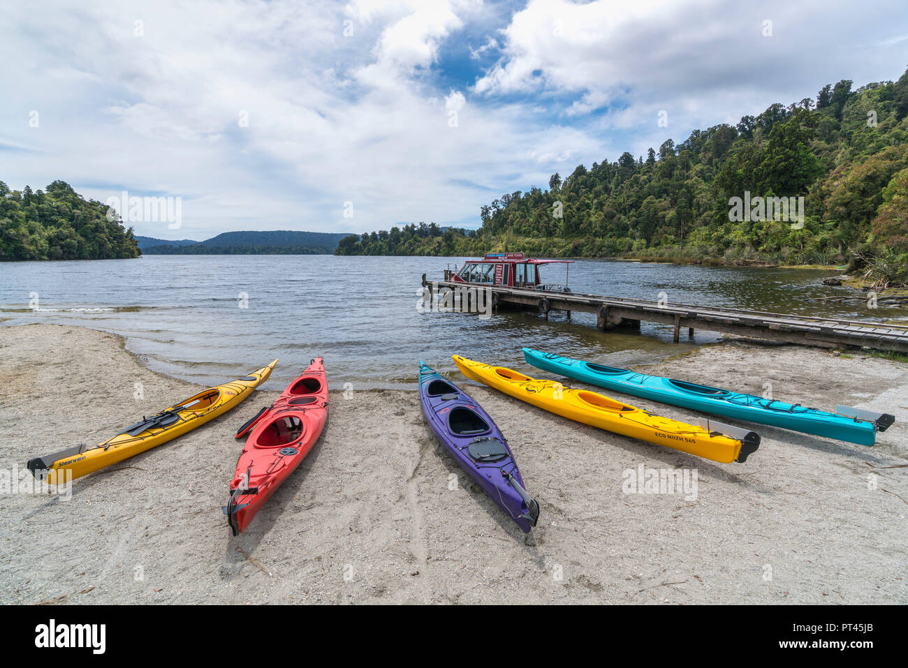 Kayak sulla riva del lago Mapourika, Waiho, Westland district, West Coast, regione di South Island, in Nuova Zelanda, Foto Stock