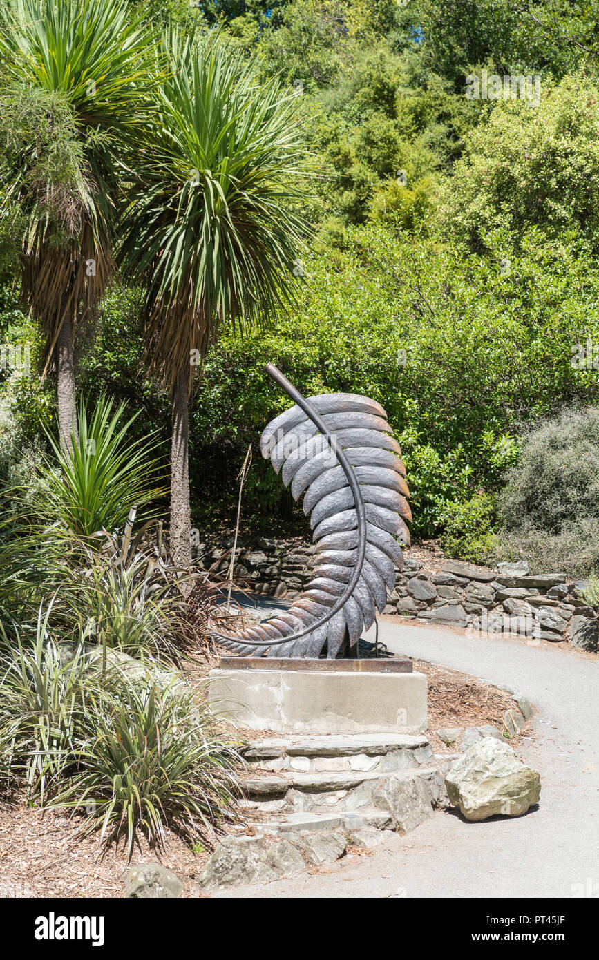 La felce scultura in bronzo di Paolo Dibble in Queenstown, Queenstown Lake District, regione di Otago, South Island, in Nuova Zelanda, Foto Stock