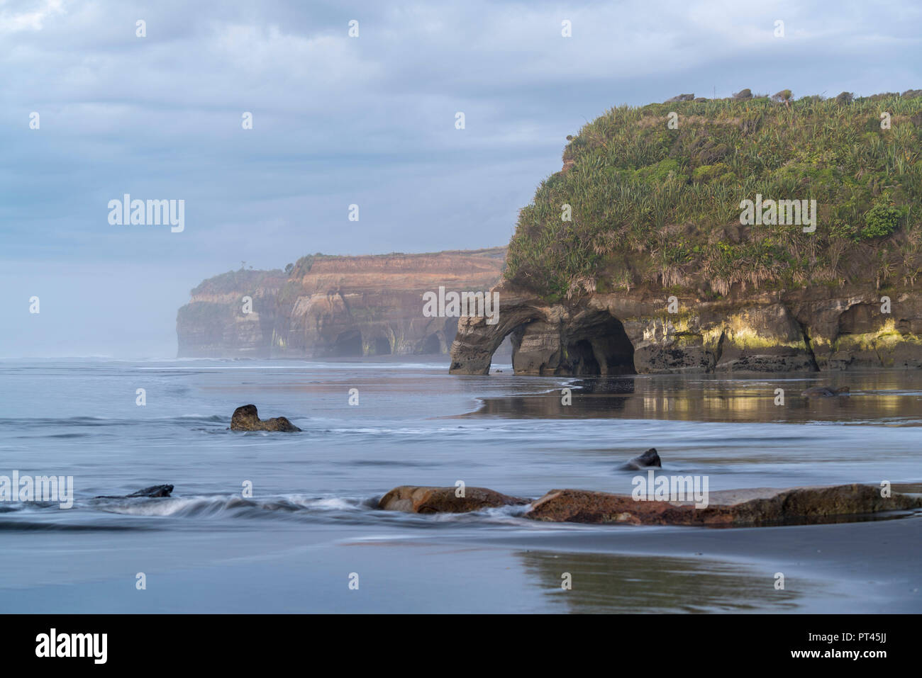 Le formazioni rocciose a tre sorelle, Tongaporutu, New Plymouth district, Taranaki regione, Isola del nord, Nuova Zelanda, Foto Stock