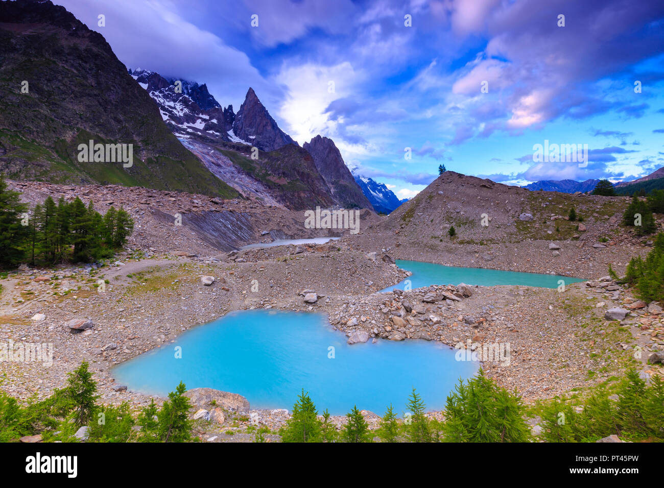 Nuvole lascia il posto al cielo chiaro sopra il lago di Miage, Miage Lago, Val Veny, Courmayeur, in Valle d'Aosta, Italia, Europa Foto Stock
