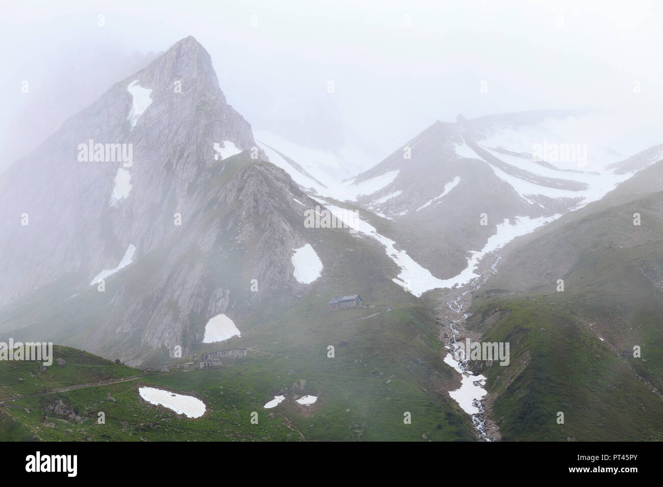 Estate blizzard su Elisabetta Hut e Pyramides Calcares, Elisabetta Rifugio Val Veny, Courmayeur, in Valle d'Aosta, Italia, Europa Foto Stock