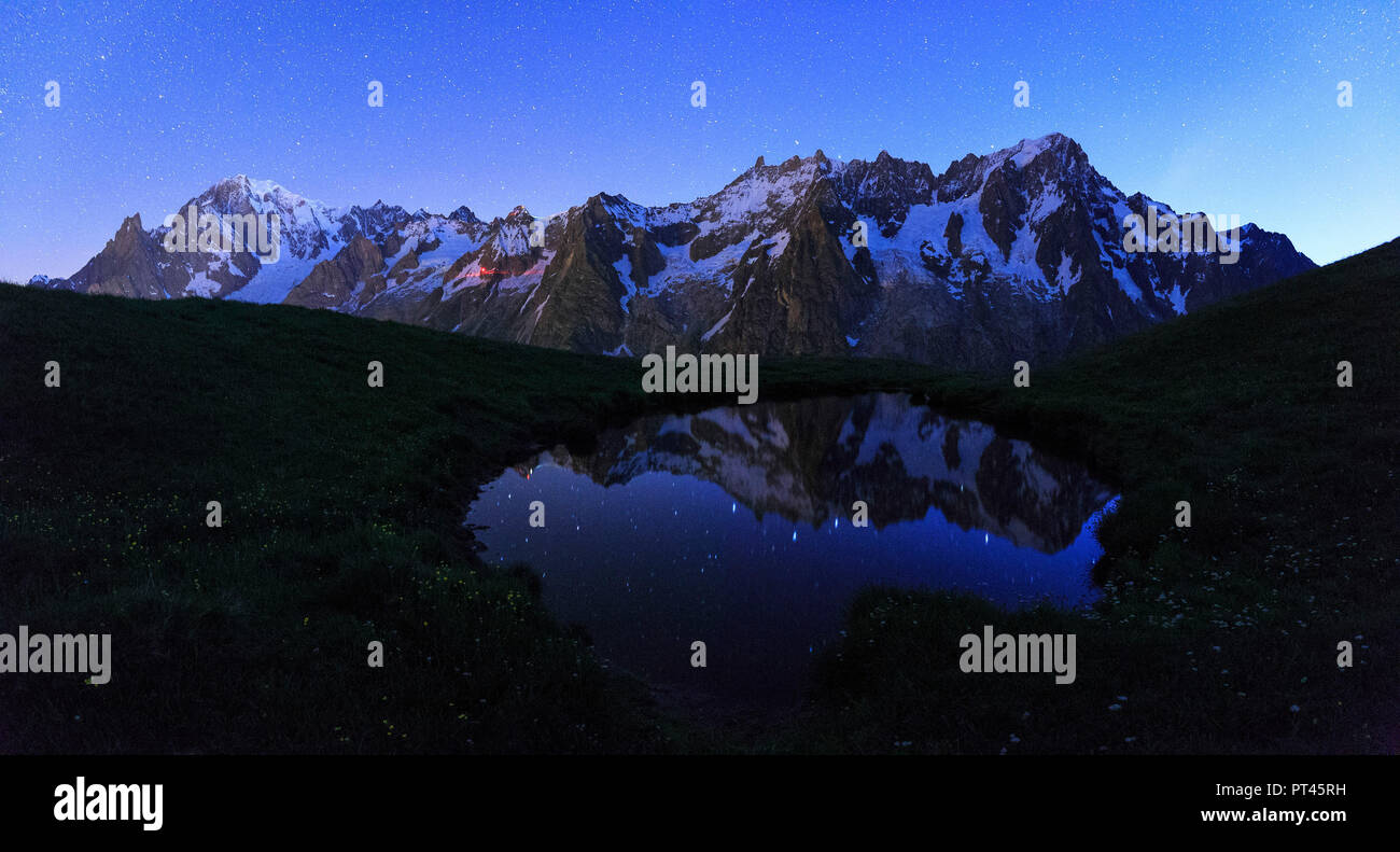 La catena montuosa del Monte Bianco si è riflessa in una pozzanghera durante la notte, Mont de la Saxe, Val Ferret, Courmayeur, in Valle d'Aosta, Italia, Europa Foto Stock