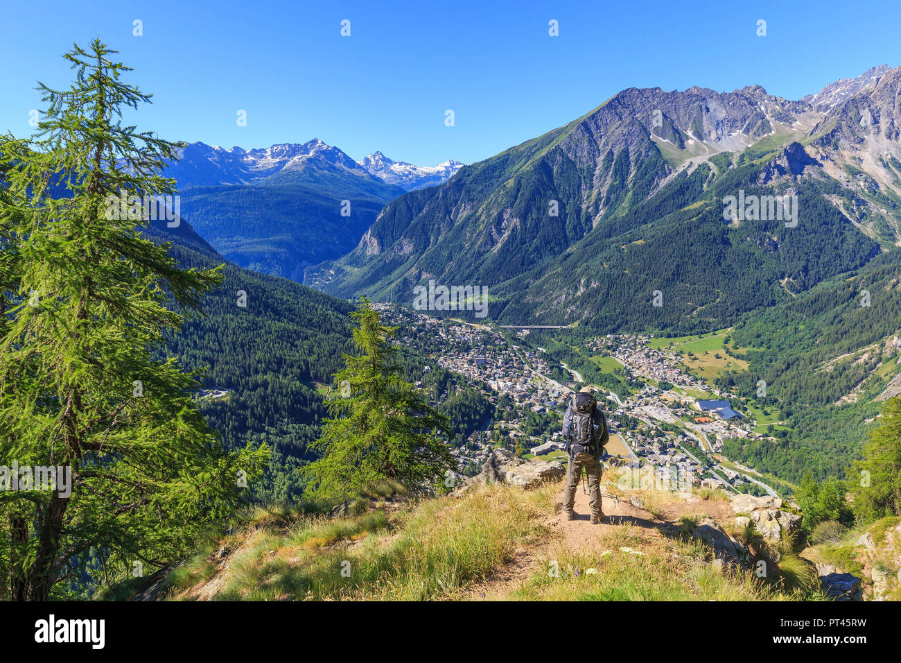 Escursionista per godere il panorama su Courmayeur, Bertone Rifugio Val Ferret, Courmayeur, in Valle d'Aosta, Italia, Europa Foto Stock