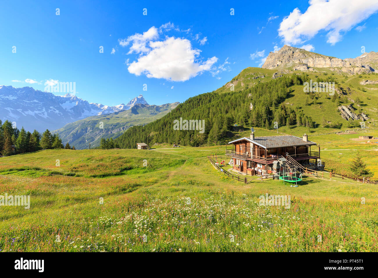 Capanna a Chenail con vista sul Cervino, Cheneil, Valtournanche, Valle d'Aosta, Italia, Europa Foto Stock