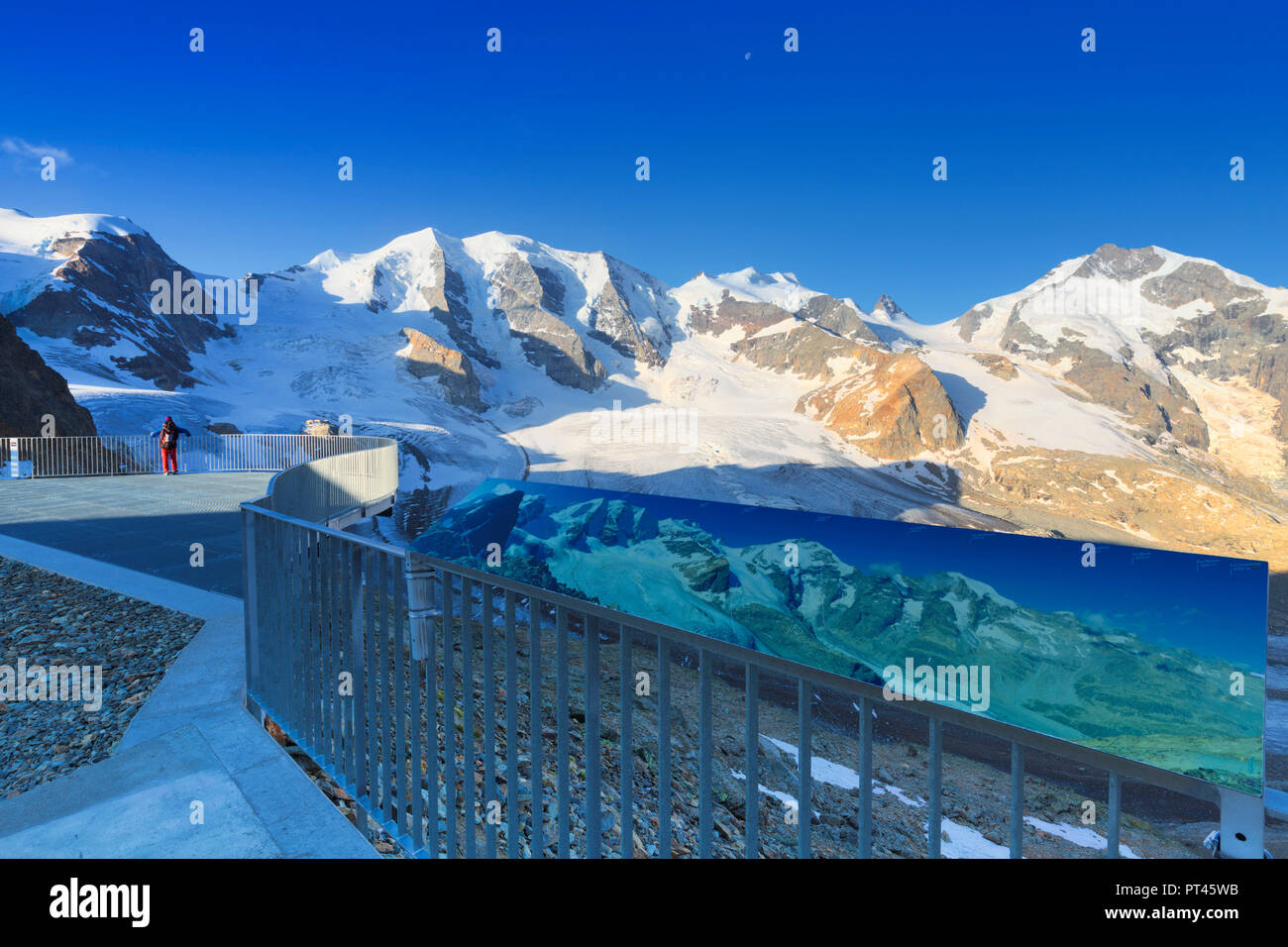 Guarda turistica panorama dalla terrazza panoramica, Diavolezza Rifugio Passo Bernina, Engadina, Grigioni, Svizzera, Europa Foto Stock