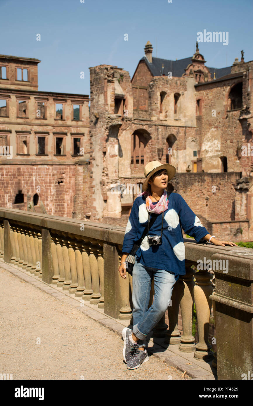 I viaggiatori donna thai travel visita e scatta la foto al castello di Heidelberg e il tedesco chiamato Heidelberger Schloss è una rovina e punto di riferimento di Heidelberg in B Foto Stock