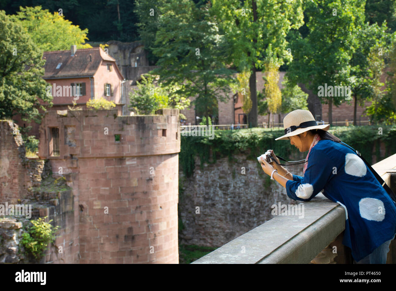 I viaggiatori donna thai travel visita e scatta la foto al castello di Heidelberg e il tedesco chiamato Heidelberger Schloss è una rovina e punto di riferimento di Heidelberg in B Foto Stock