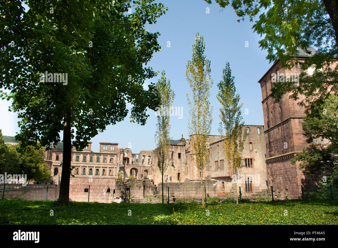 Popolo tedesco e foriegner viaggiatori in visita a piedi e i viaggi all'interno del castello di Heidelberg e il tedesco chiamato Heidelberger Schloss è una rovina e landma Foto Stock
