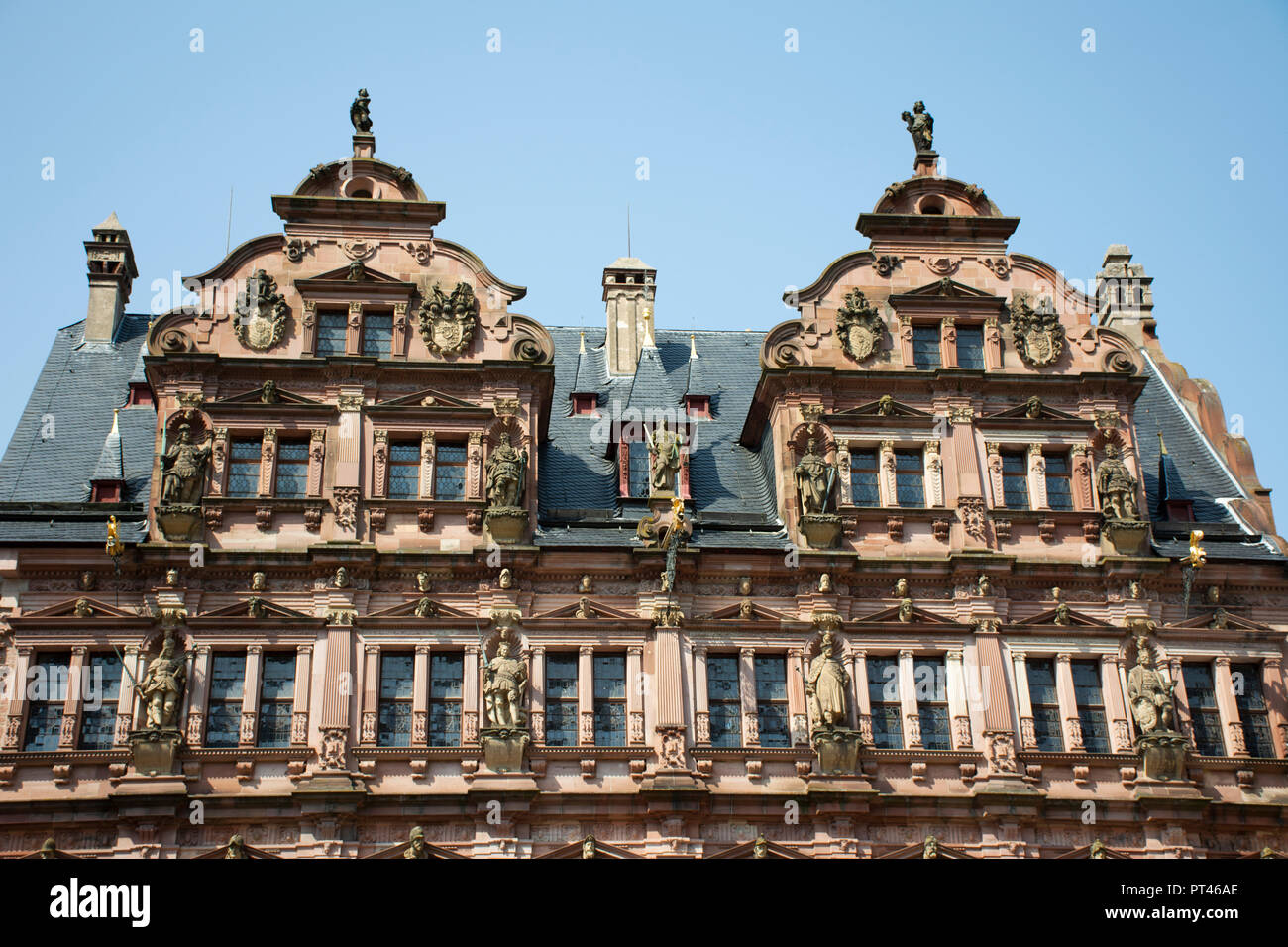 Popolo tedesco e foriegner viaggiatori in visita a piedi e i viaggi all'interno del castello di Heidelberg e il tedesco chiamato Heidelberger Schloss è una rovina e landma Foto Stock