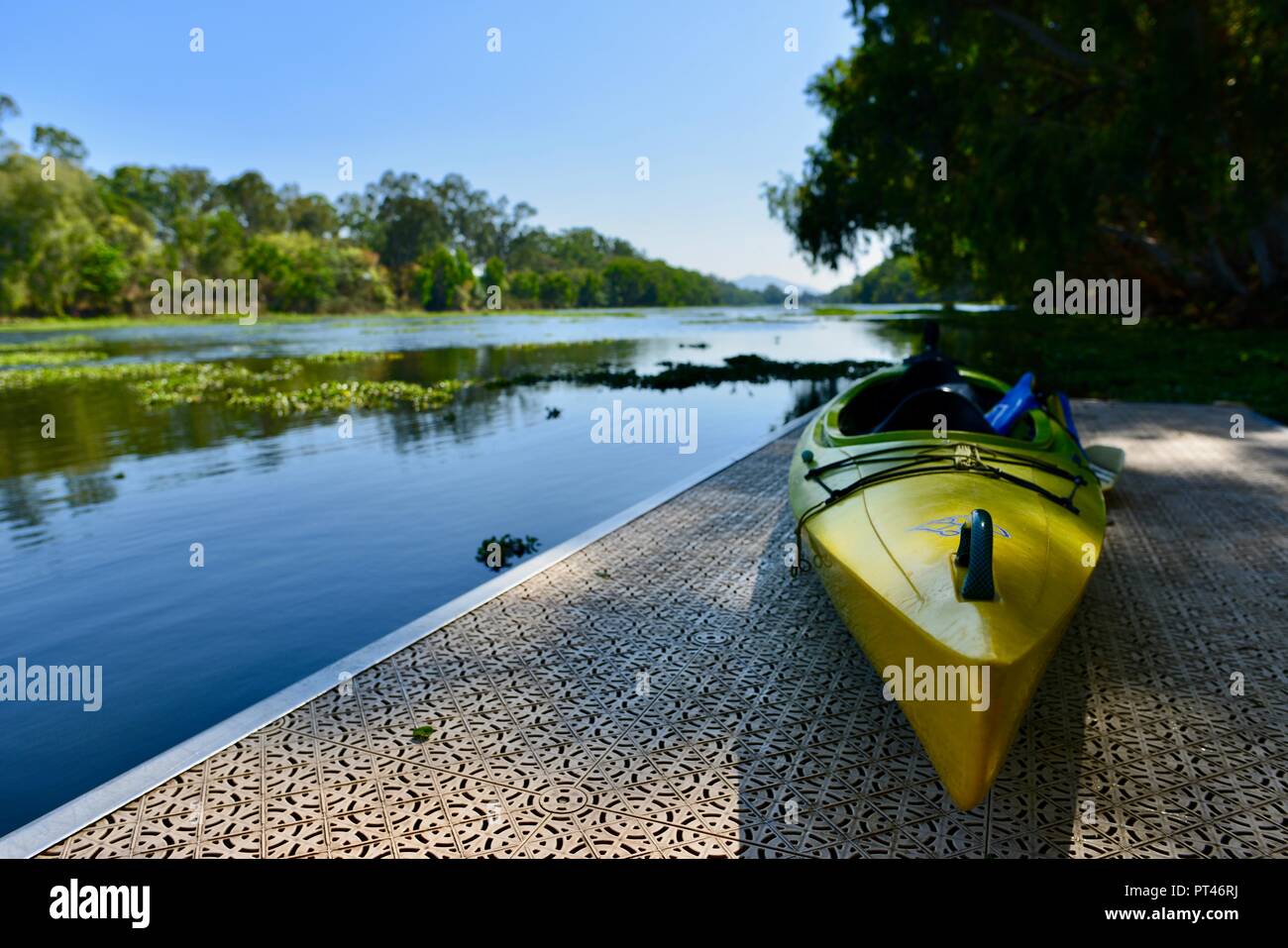 Bambini sguazzare in una canoa in bel tempo, del fiume Ross QLD, Australia Foto Stock