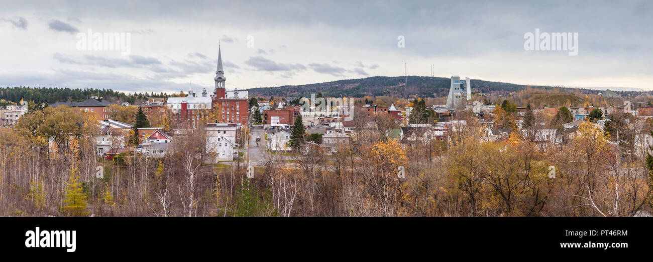 Canada Quebec, Chaudiere-Appalaches Regione, Thetford Mines, lo skyline della città, autunno Foto Stock