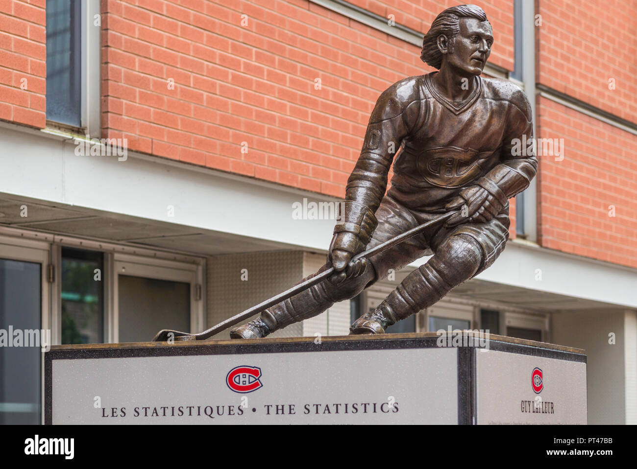 Canada Quebec, Montreal, Bell Centre, arena di Montreal Canadiens squadra di hockey, statua di hockey legend Guy Lafleur Foto Stock