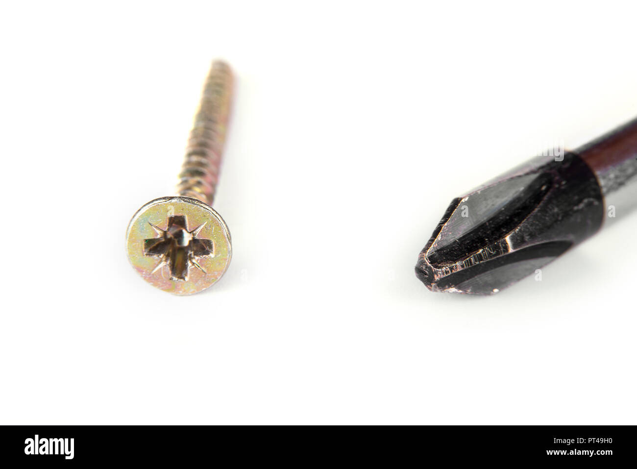 Primo piano della vite e cacciavite sullo sfondo bianco Foto Stock