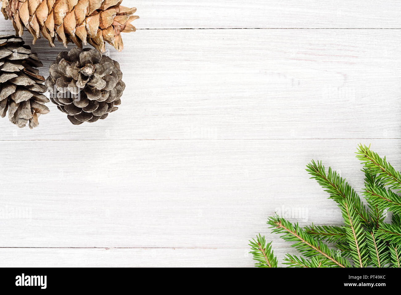 Natale 2019. In legno sfondo bianco con un telaio di ramoscelli e coni Foto Stock