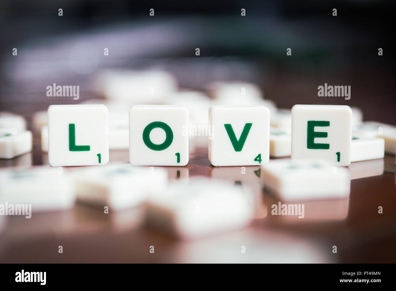 La parola amore con lettera piastrelle Foto Stock