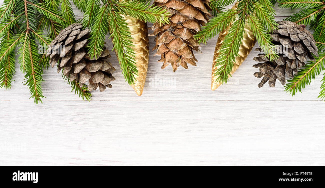 Natale 2019. In legno sfondo bianco con un telaio di ramoscelli e coni Foto Stock