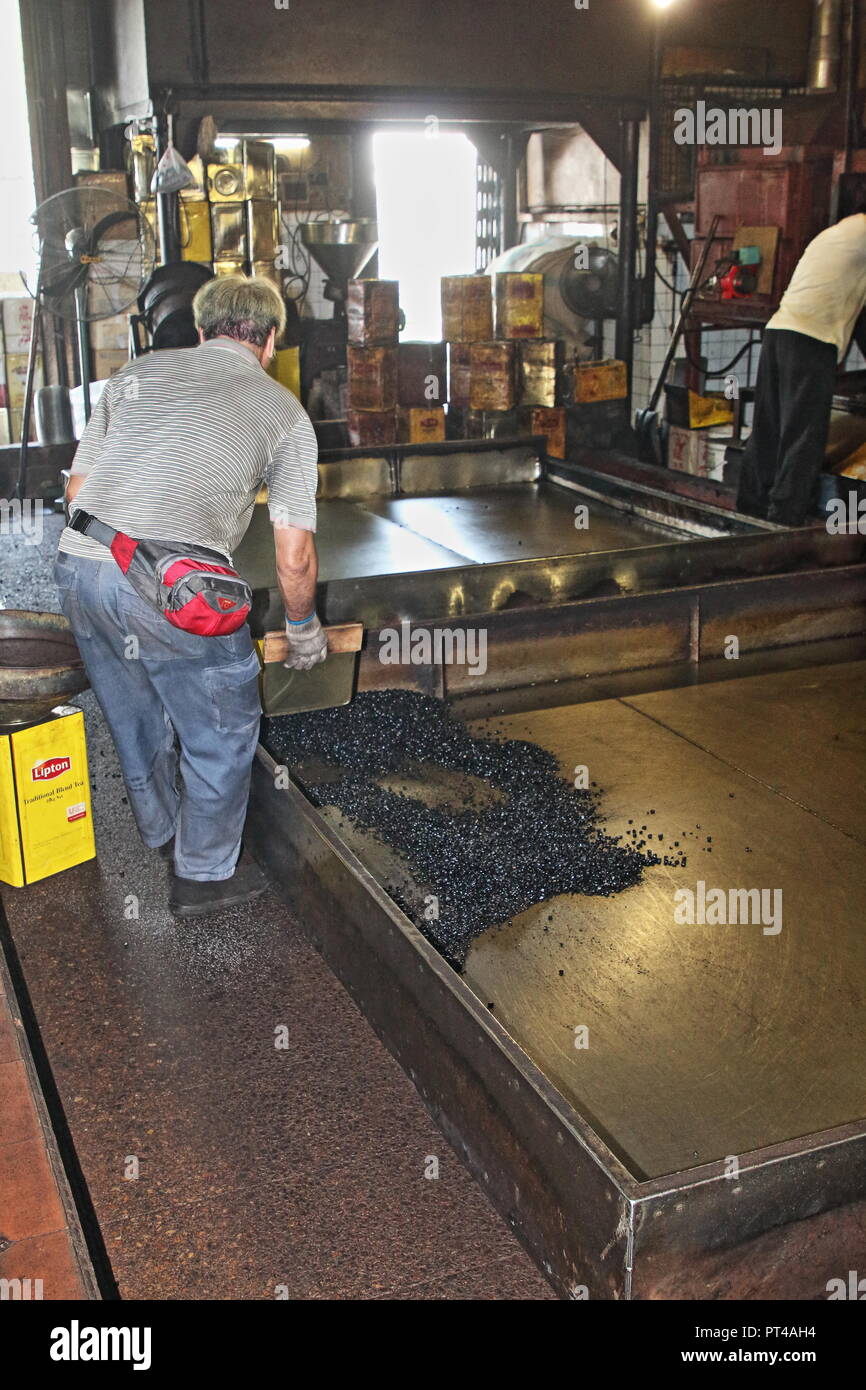 In vecchio stile tradizionale di torrefazione del caffè Foto Stock